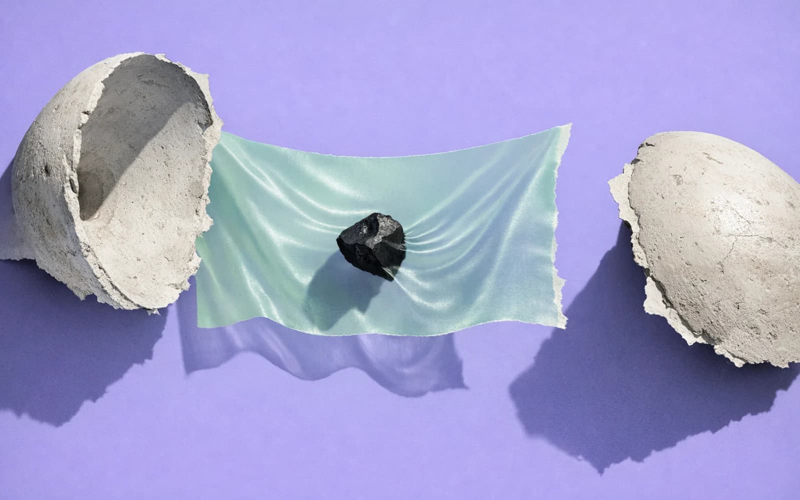Zwei offene Gipsformen sind durch eine schwingende mintfarbene Membran verbunden