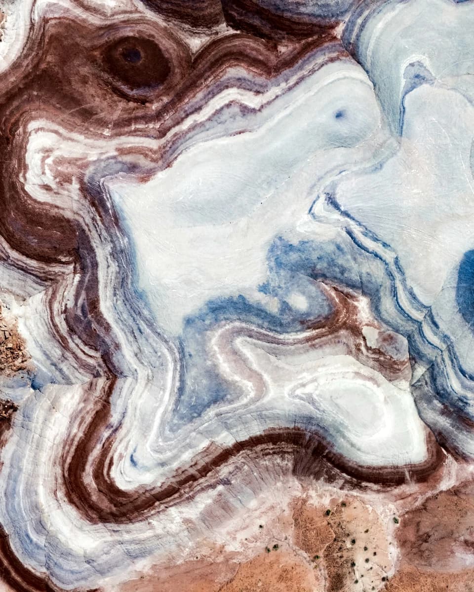 Geschichtete mineralische Strukturen in Terrakotta und Hellblau